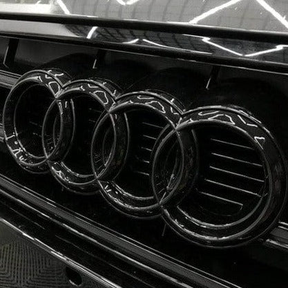 embleme noir sur une audi