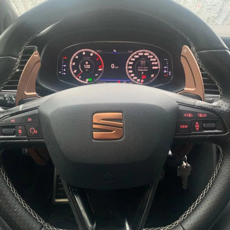 palettes en bronze sur un volant de Seat leon 5f