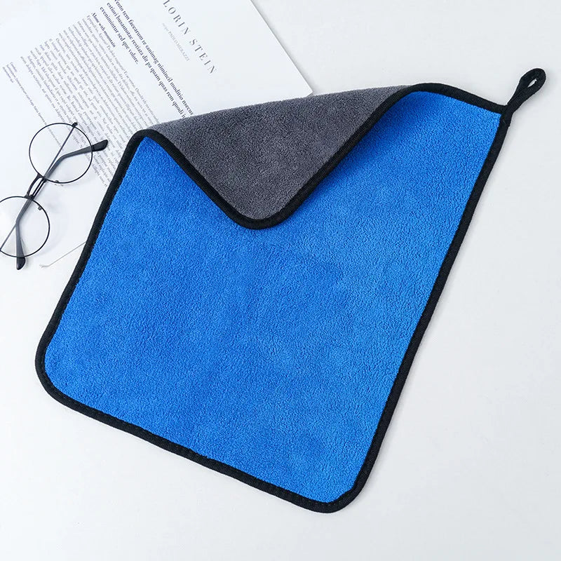 serviette microfibre bleu sur un bureau